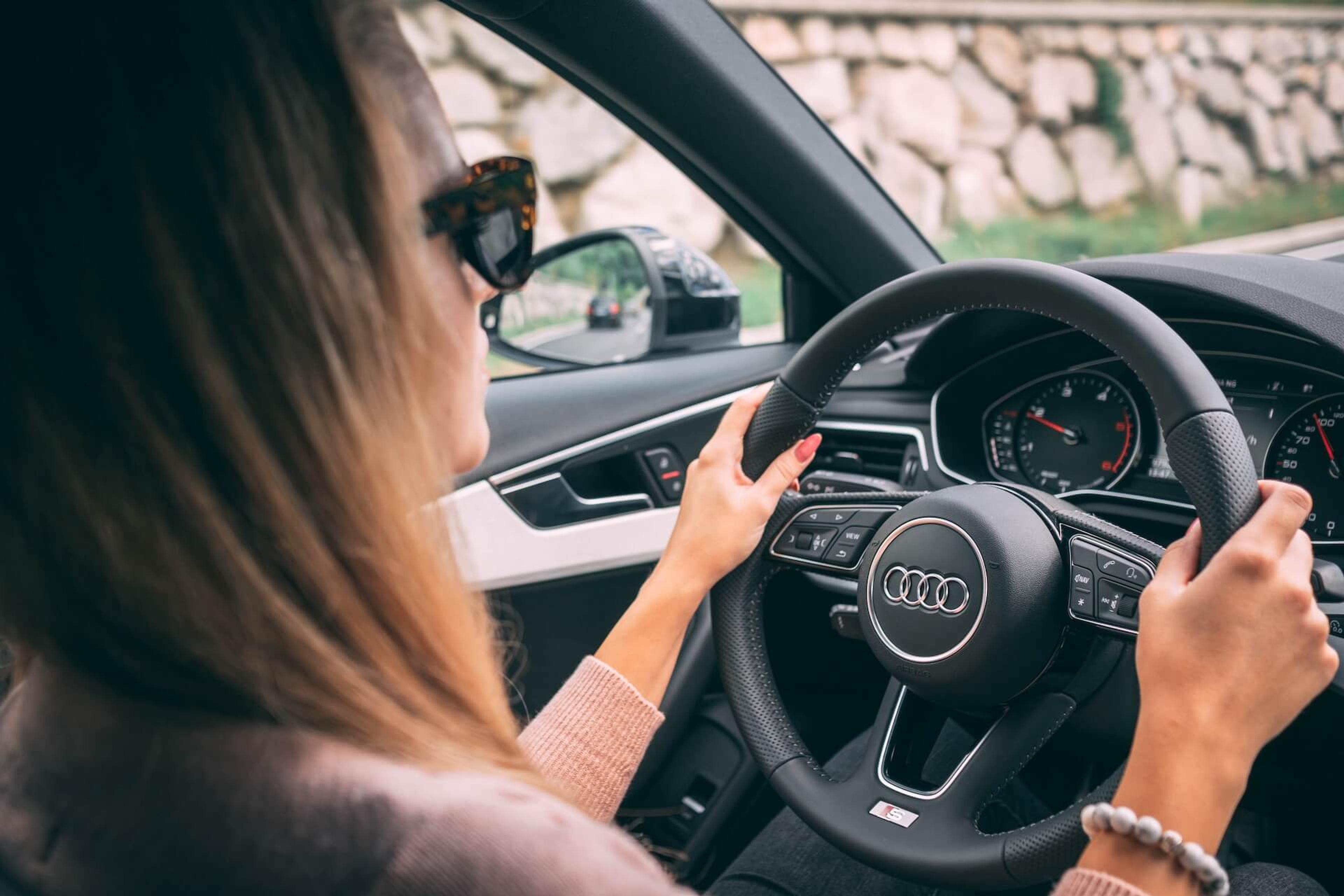 mujer conduciendo un coche, audi, interior audi