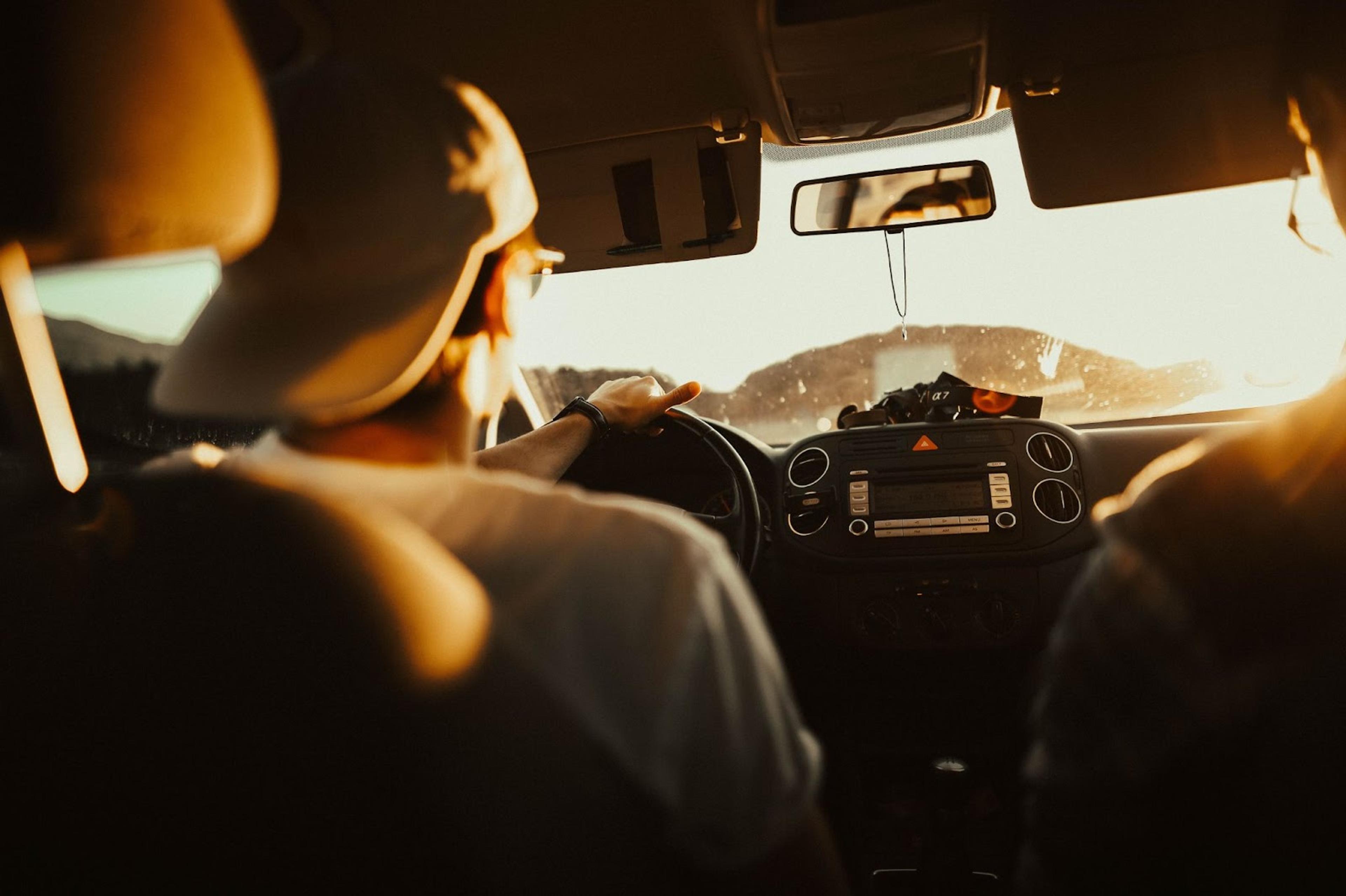 El interior de un coche desde el punto de vista del conductor conduciendo bajo el sol