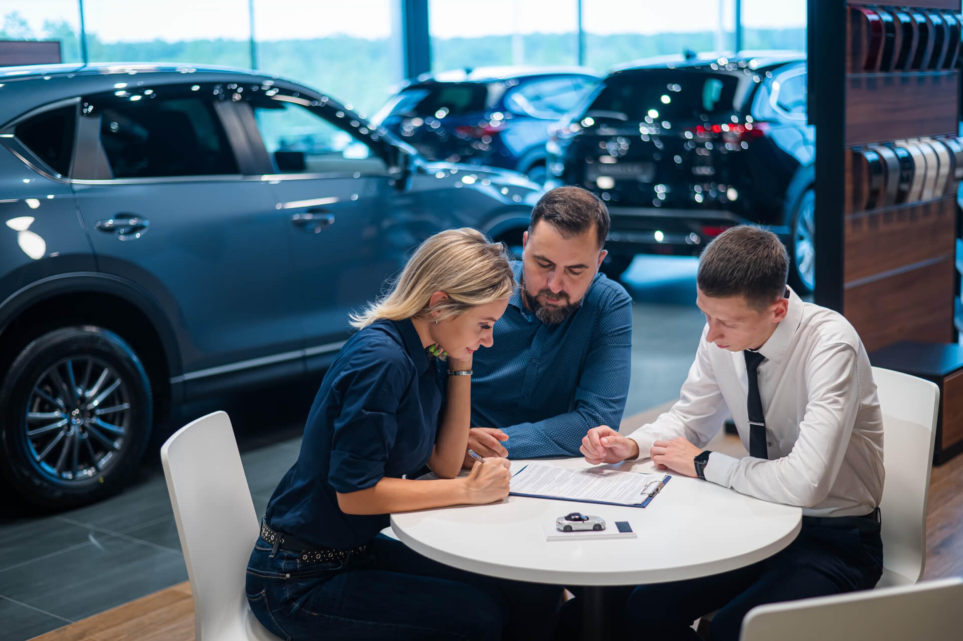 firma de un trato, concesionario de coches