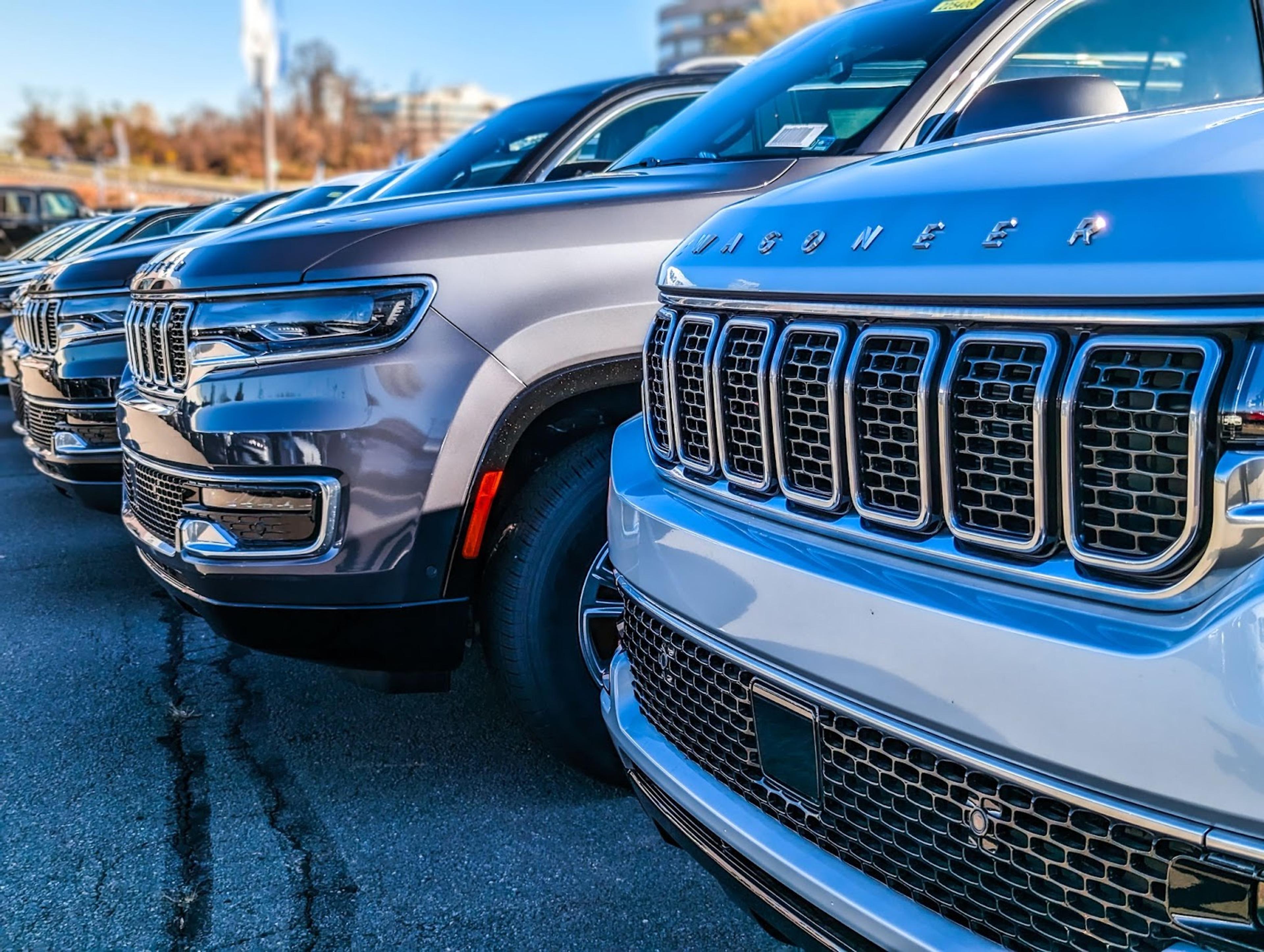 Múltiples nuevos Jeep Wagoneers en un estacionamiento(masculine)